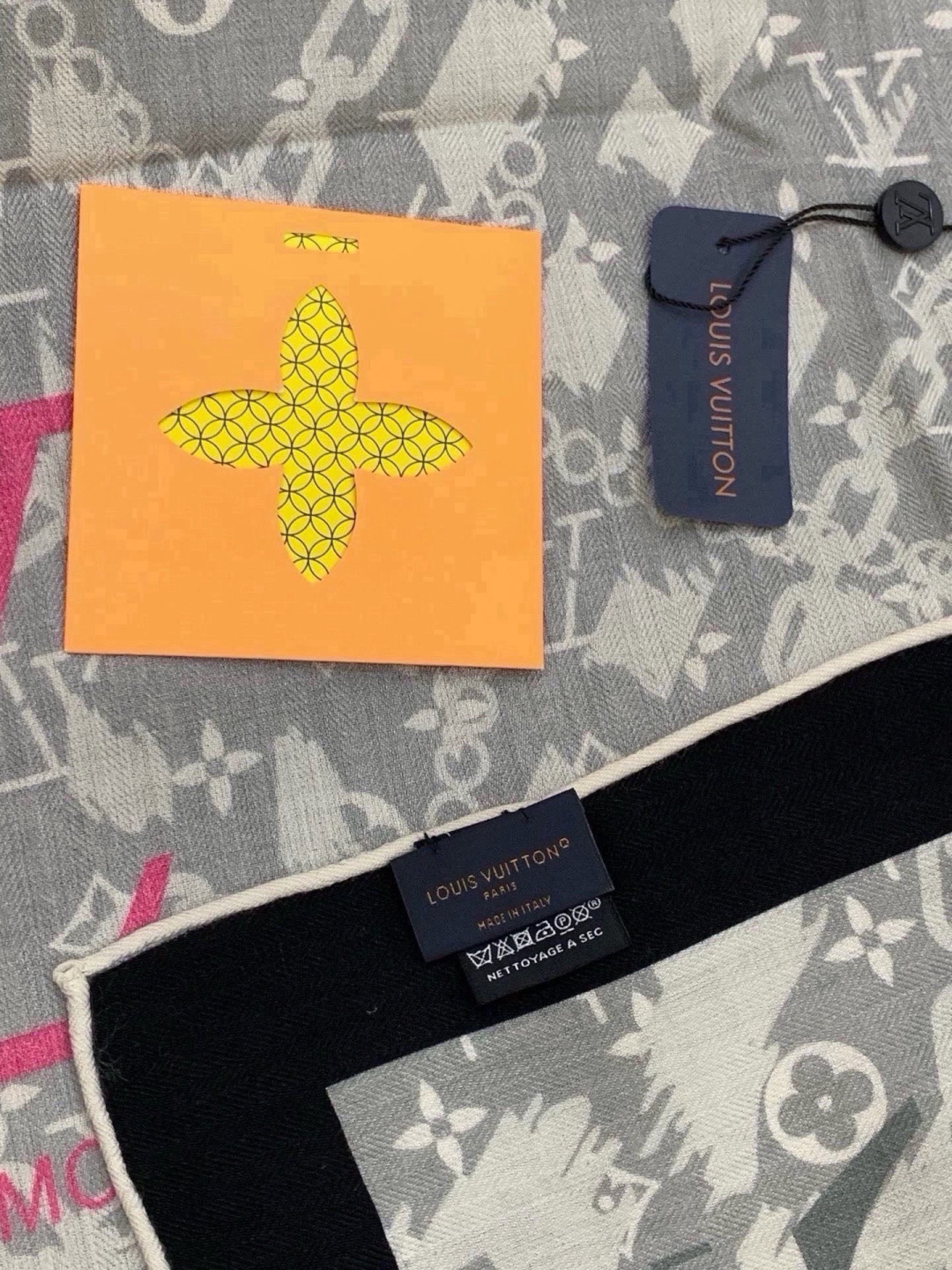 LV x TM 140披肩 【140顶级丝绒双面同色披肩】 本款L Multicolor披肩出自路易威登与知名日本艺术家 LV x TM 140披肩 【140顶级丝绒双面同色披肩】 本款L Multicolor披肩出自路易威登与知名日本艺术家