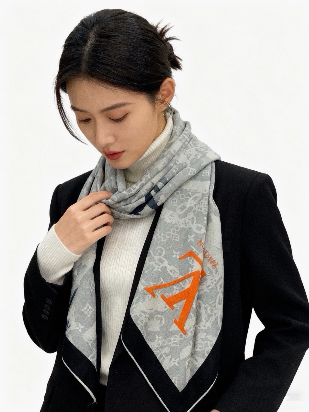 LV x TM 140披肩 【140顶级丝绒双面同色披肩】 本款L Multicolor披肩出自路易威登与知名日本艺术家 LV x TM 140披肩 【140顶级丝绒双面同色披肩】 本款L Multicolor披肩出自路易威登与知名日本艺术家