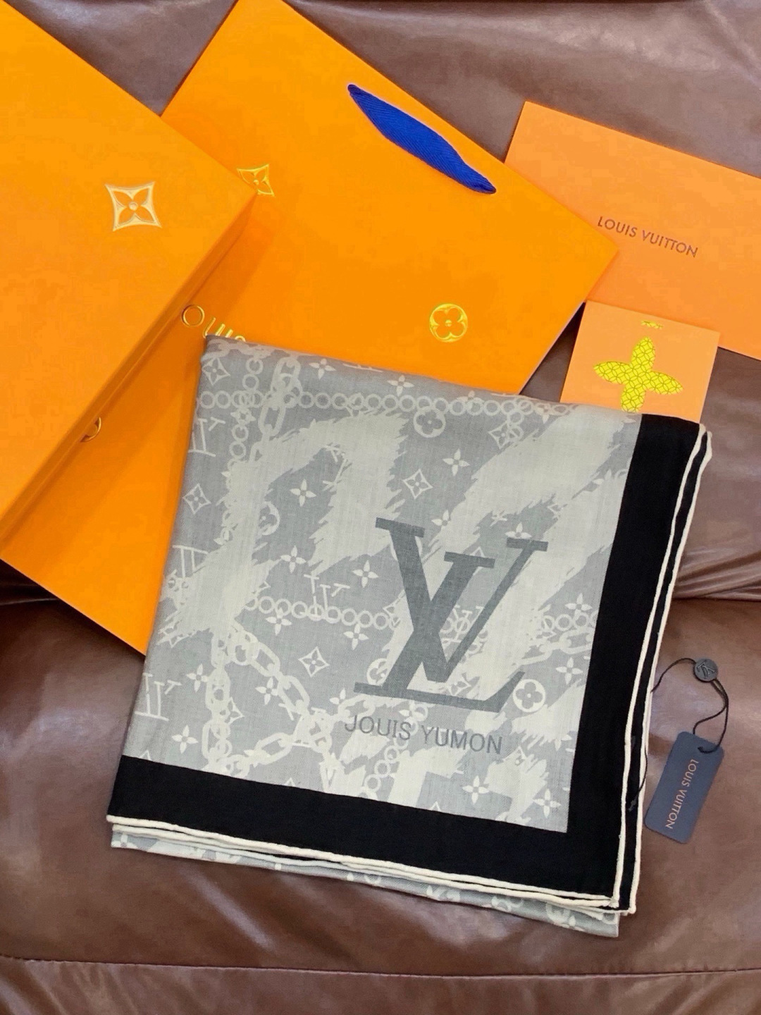 LV x TM 140披肩 【140顶级丝绒双面同色披肩】 本款L Multicolor披肩出自路易威登与知名日本艺术家 LV x TM 140披肩 【140顶级丝绒双面同色披肩】 本款L Multicolor披肩出自路易威登与知名日本艺术家