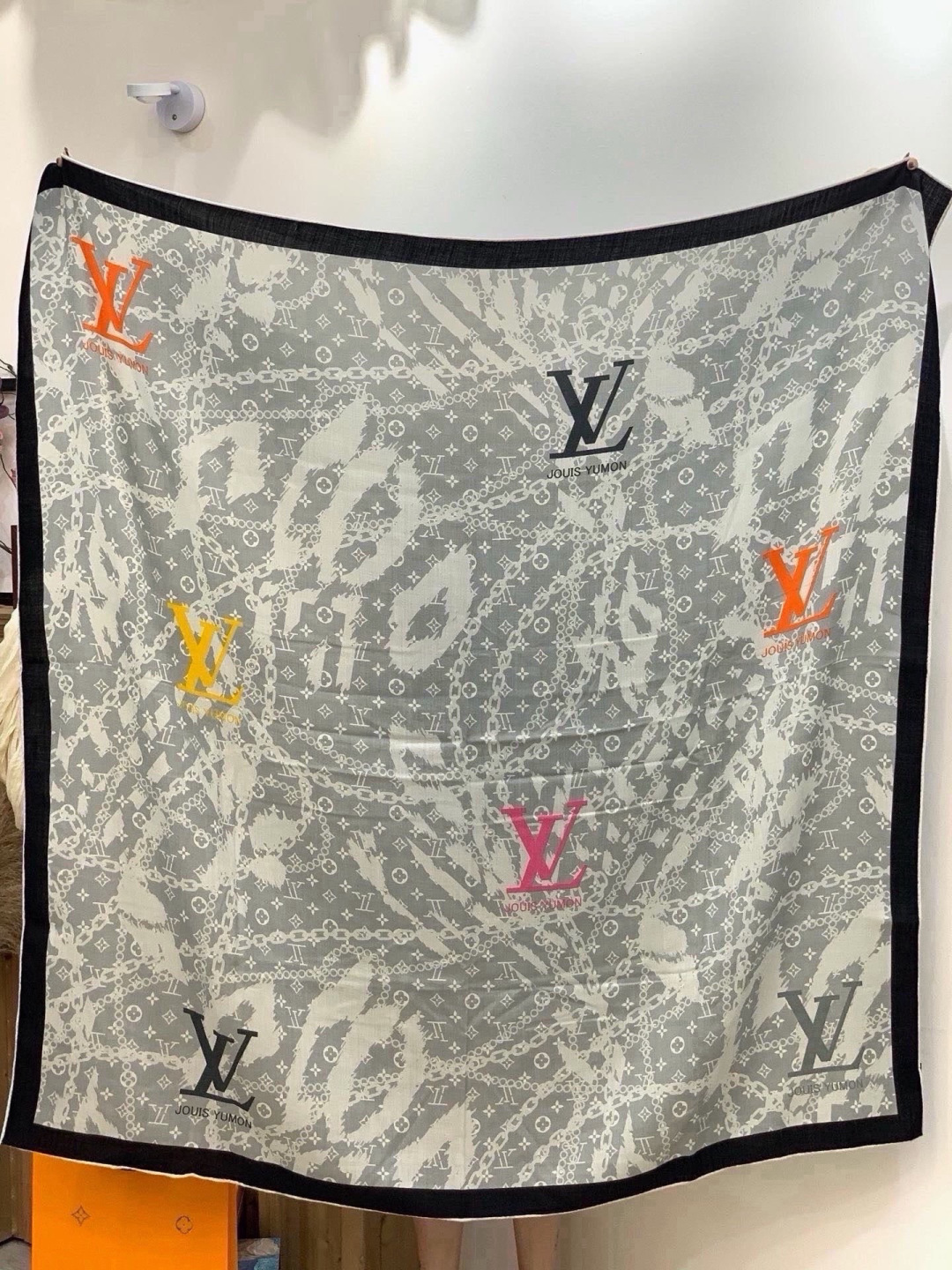 LV x TM 140披肩 【140顶级丝绒双面同色披肩】 本款L Multicolor披肩出自路易威登与知名日本艺术家 LV x TM 140披肩 【140顶级丝绒双面同色披肩】 本款L Multicolor披肩出自路易威登与知名日本艺术家