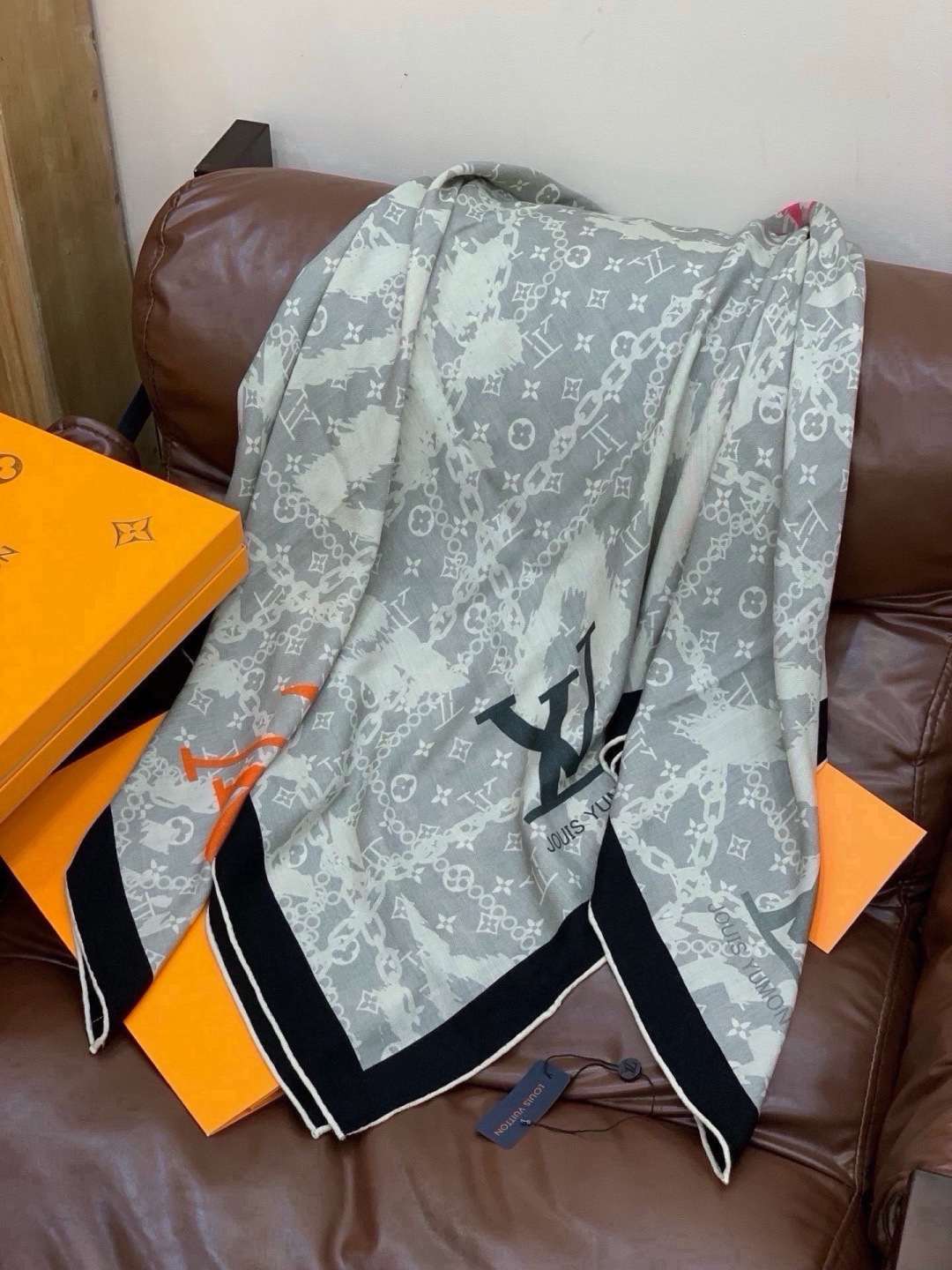 LV x TM 140披肩 【140顶级丝绒双面同色披肩】 本款L Multicolor披肩出自路易威登与知名日本艺术家 LV x TM 140披肩 【140顶级丝绒双面同色披肩】 本款L Multicolor披肩出自路易威登与知名日本艺术家