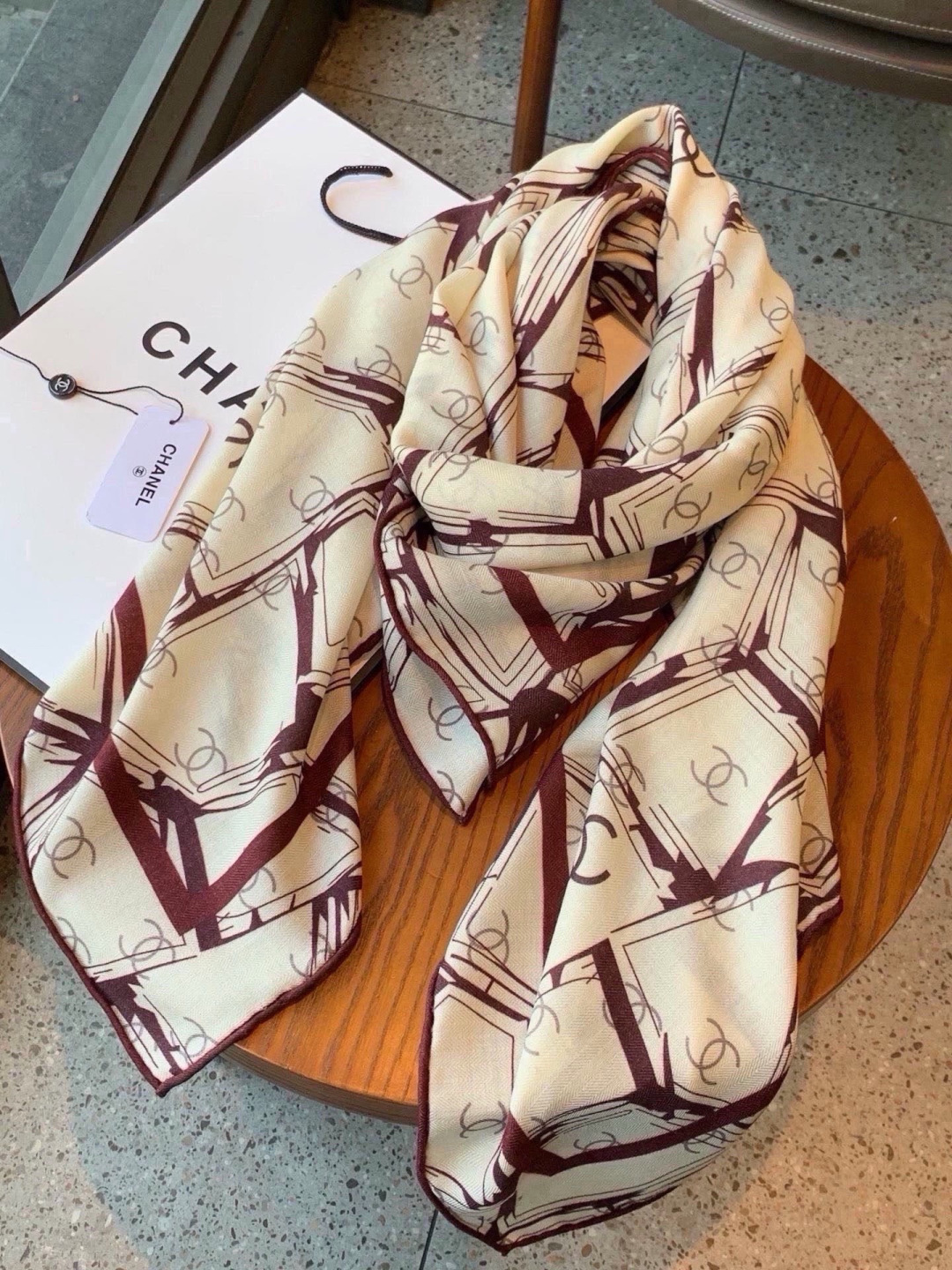 高级成衣系列~Chanel 【140双面同色丝绒披肩】 此系列谱写一曲自由轻灵的赞歌 本系列作品创新演绎品牌的风格符号 高级成衣系列~Chanel 【140双面同色丝绒披肩】 此系列谱写一曲自由轻灵的赞歌 本系列作品创新演绎品牌的风格符号