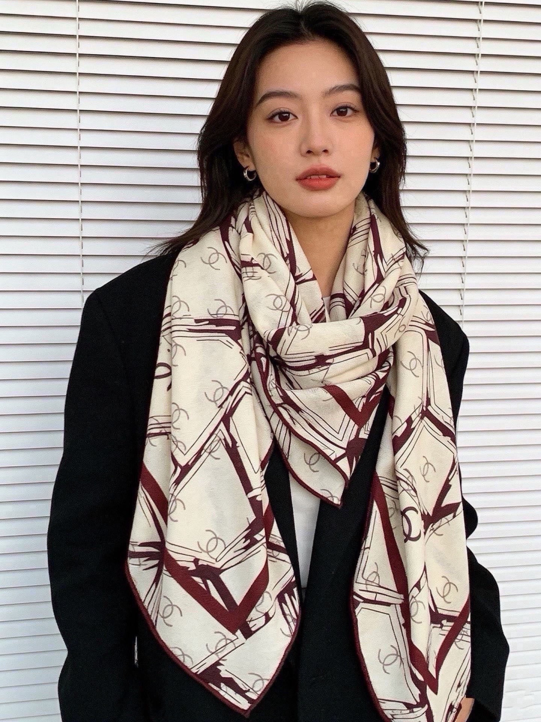 高级成衣系列~Chanel 【140双面同色丝绒披肩】 此系列谱写一曲自由轻灵的赞歌 本系列作品创新演绎品牌的风格符号 高级成衣系列~Chanel 【140双面同色丝绒披肩】 此系列谱写一曲自由轻灵的赞歌 本系列作品创新演绎品牌的风格符号
