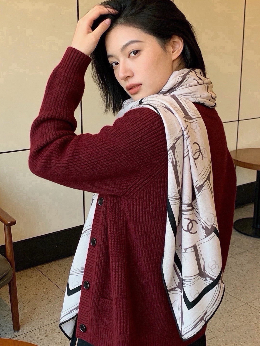 高级成衣系列～Chanel  【140双面同色丝绒披肩】 此系列谱写一曲自由轻灵的赞歌 本系列作品创新演绎品牌的风格符号