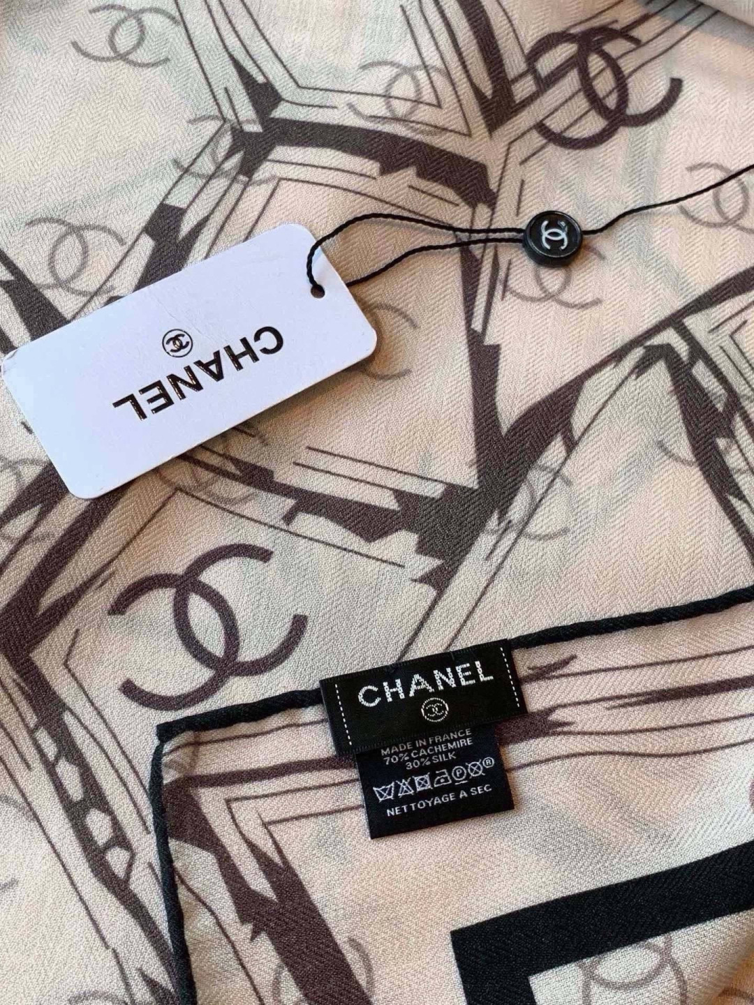 高级成衣系列～Chanel  【140双面同色丝绒披肩】 此系列谱写一曲自由轻灵的赞歌 本系列作品创新演绎品牌的风格符号