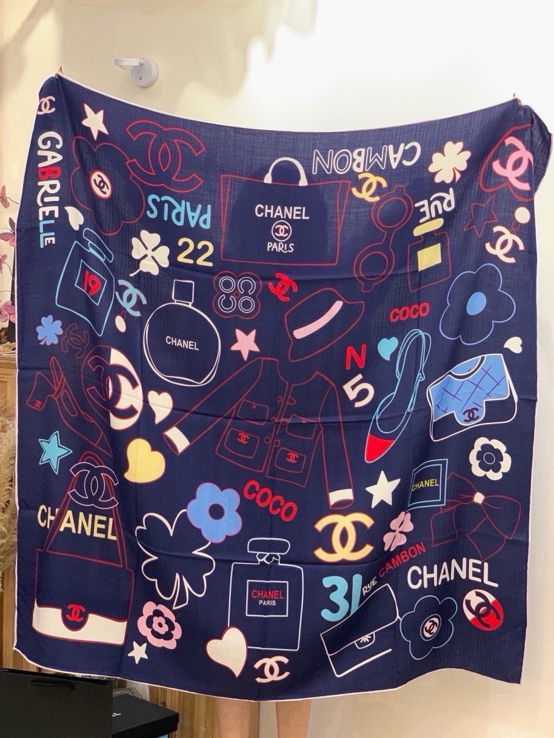 高级成衣系列～Chanel  【140双面同色丝绒披肩】 此系列谱写一曲自由轻灵的赞歌 本系列作品创新演绎品牌的风格符号