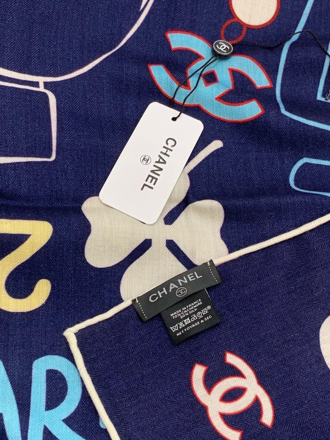 高级成衣系列～Chanel  【140双面同色丝绒披肩】 此系列谱写一曲自由轻灵的赞歌 本系列作品创新演绎品牌的风格符号