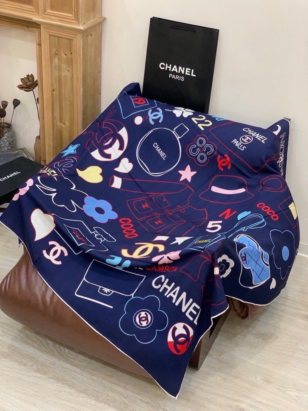 高级成衣系列～Chanel  【140双面同色丝绒披肩】 此系列谱写一曲自由轻灵的赞歌 本系列作品创新演绎品牌的风格符号