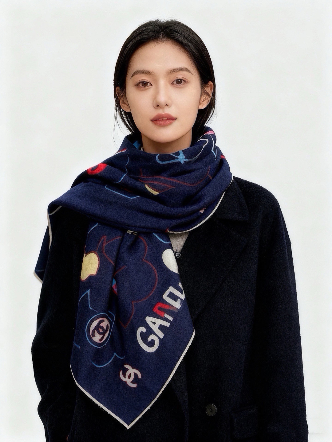 高级成衣系列～Chanel  【140双面同色丝绒披肩】 此系列谱写一曲自由轻灵的赞歌 本系列作品创新演绎品牌的风格符号