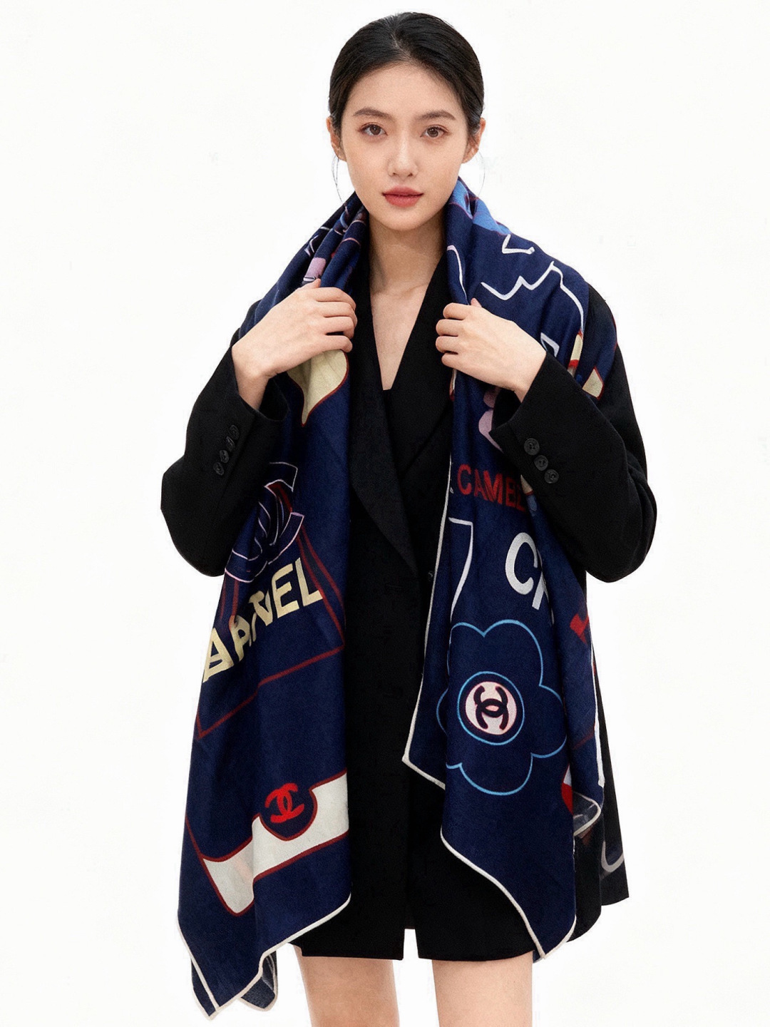 高级成衣系列~Chanel 【140双面同色丝绒披肩】 此系列谱写一曲自由轻灵的赞歌 本系列作品创新演绎品牌的风格符号 高级成衣系列~Chanel 【140双面同色丝绒披肩】 此系列谱写一曲自由轻灵的赞歌 本系列作品创新演绎品牌的风格符号