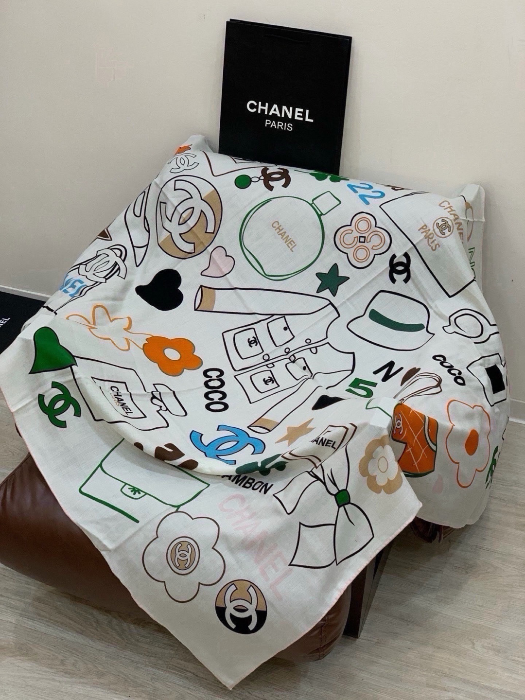 高级成衣系列～Chanel  【140双面同色丝绒披肩】 此系列谱写一曲自由轻灵的赞歌 本系列作品创新演绎品牌的风格符号