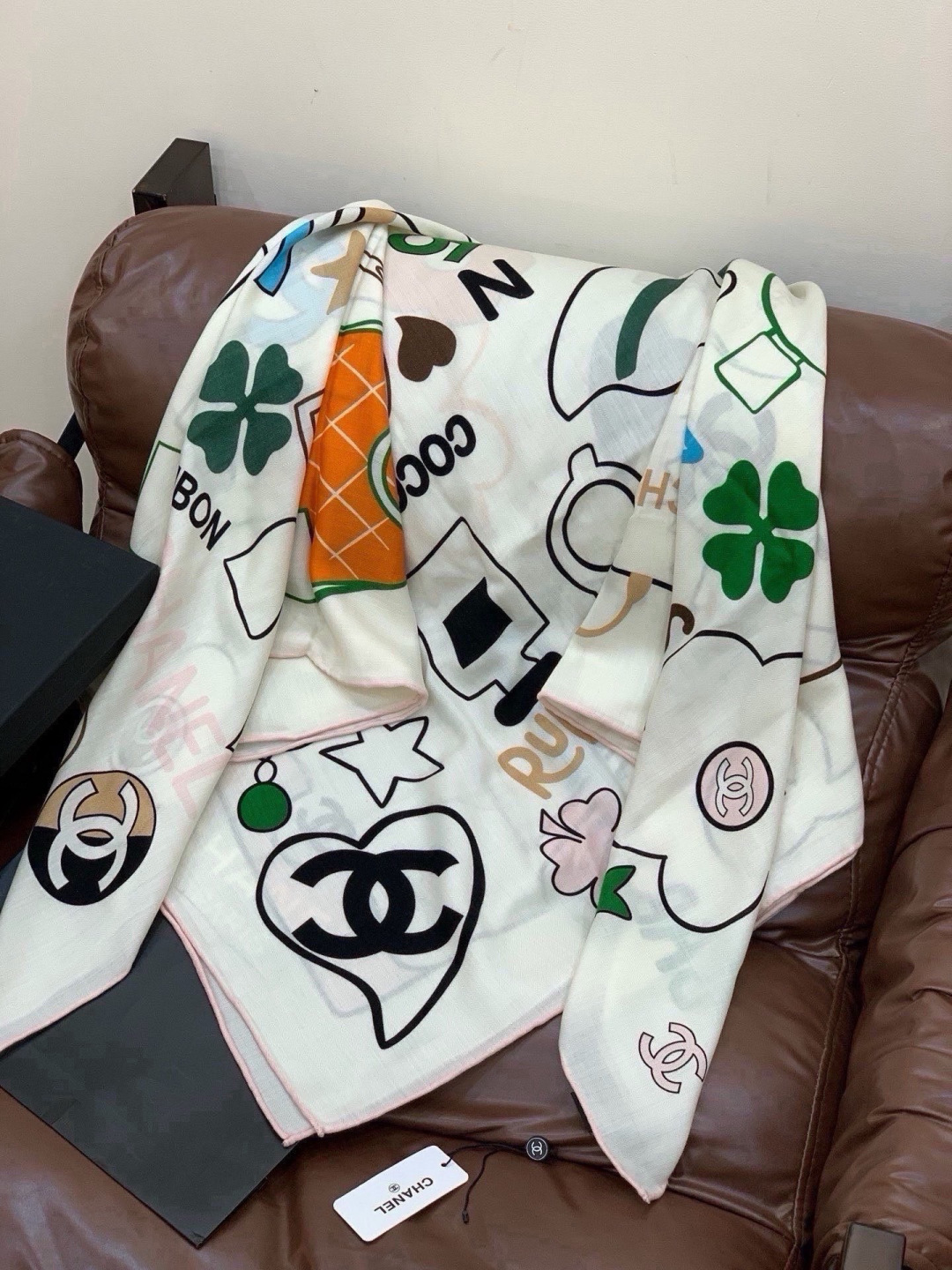 高级成衣系列～Chanel  【140双面同色丝绒披肩】 此系列谱写一曲自由轻灵的赞歌 本系列作品创新演绎品牌的风格符号
