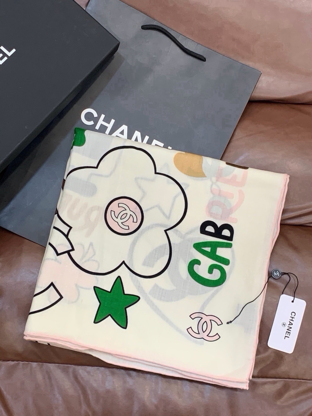 高级成衣系列～Chanel  【140双面同色丝绒披肩】 此系列谱写一曲自由轻灵的赞歌 本系列作品创新演绎品牌的风格符号