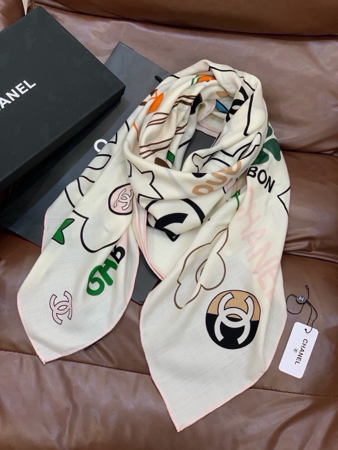 高级成衣系列～Chanel  【140双面同色丝绒披肩】 此系列谱写一曲自由轻灵的赞歌 本系列作品创新演绎品牌的风格符号