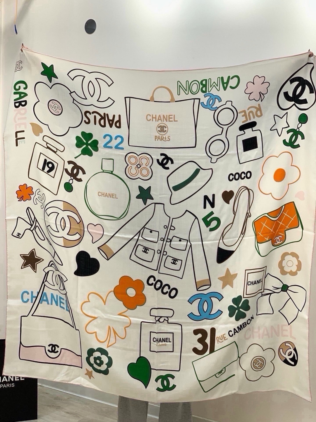 高级成衣系列～Chanel  【140双面同色丝绒披肩】 此系列谱写一曲自由轻灵的赞歌 本系列作品创新演绎品牌的风格符号