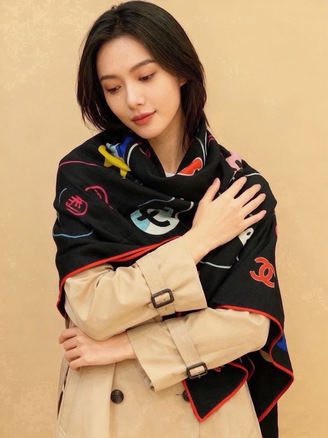 高级成衣系列~Chanel 【140双面同色丝绒披肩】 此系列谱写一曲自由轻灵的赞歌 本系列作品创新演绎品牌的风格符号 高级成衣系列~Chanel 【140双面同色丝绒披肩】 此系列谱写一曲自由轻灵的赞歌 本系列作品创新演绎品牌的风格符号