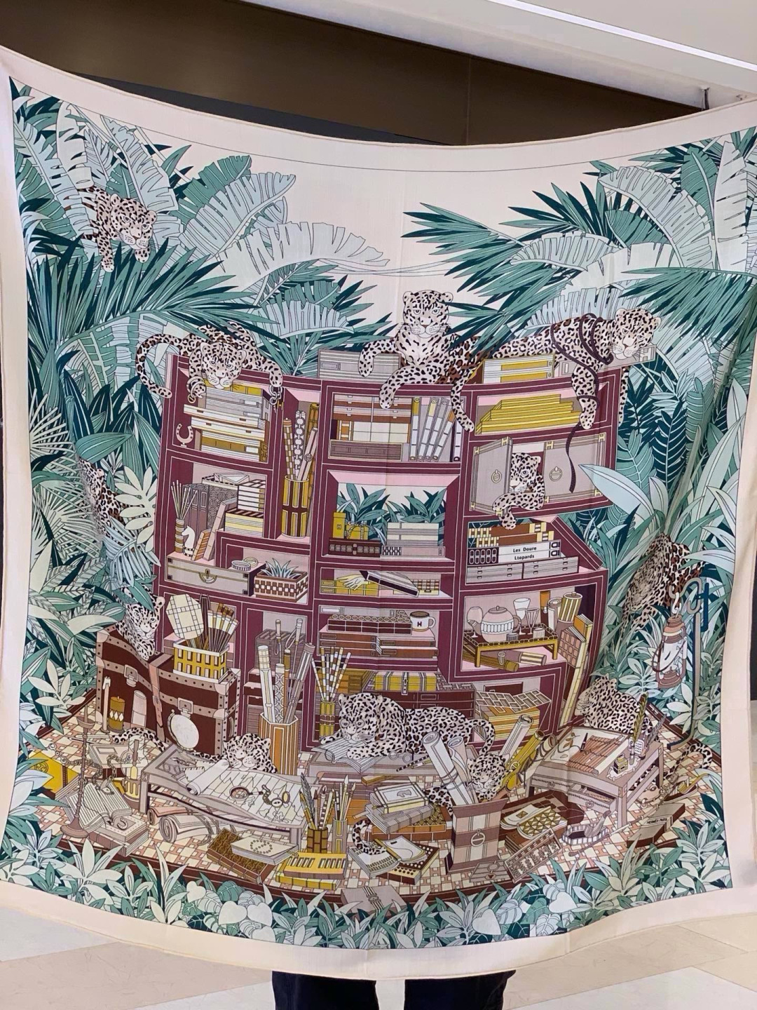 爱马仕新款双面同色 品名：十二花豹 面料：丝羊绒尺寸：140*140十二只花豹享受惬意休憩的时光。它们慵懒躺卧，在叶丛间
