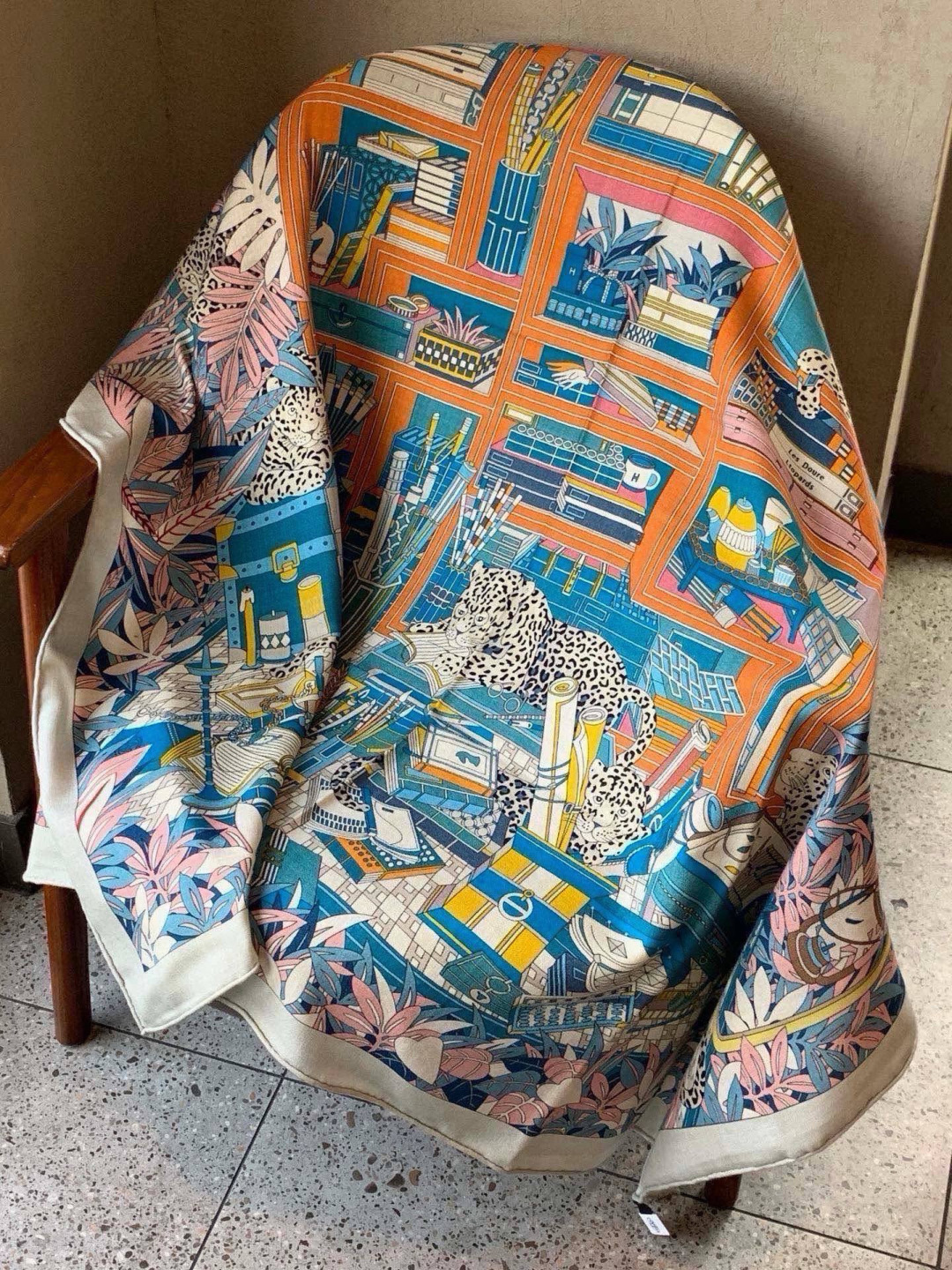 爱马仕新款双面同色 品名：十二花豹 面料：丝羊绒尺寸：140*140十二只花豹享受惬意休憩的时光。它们慵懒躺卧，在叶丛间