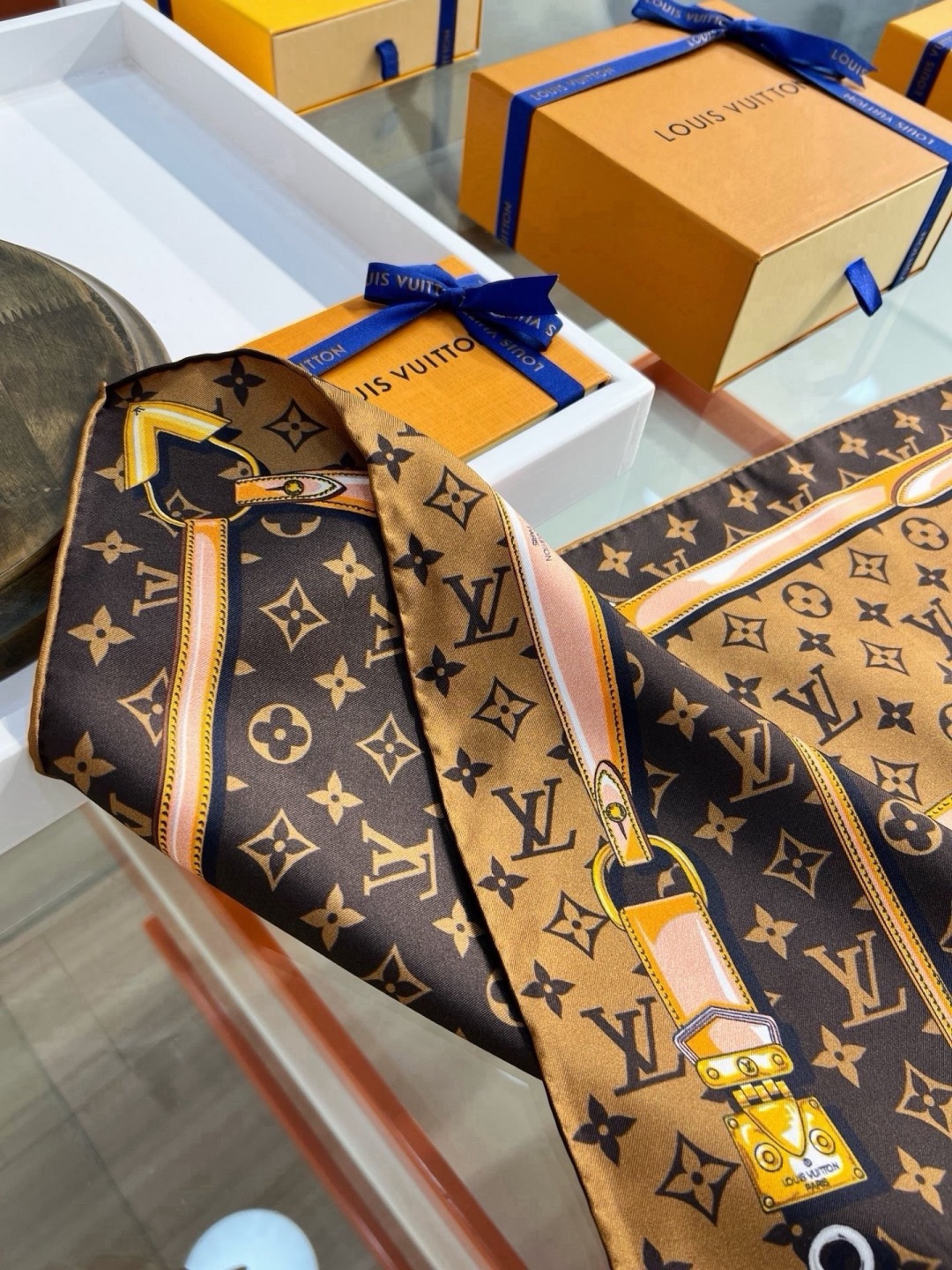 MONOGRAM CONFIDENTIAL 方巾 【18mm顶级真丝双面同色丝巾】 Monogram Confident MONOGRAM CONFIDENTIAL 方巾 【18mm顶级真丝双面同色丝巾】 Monogram Confident