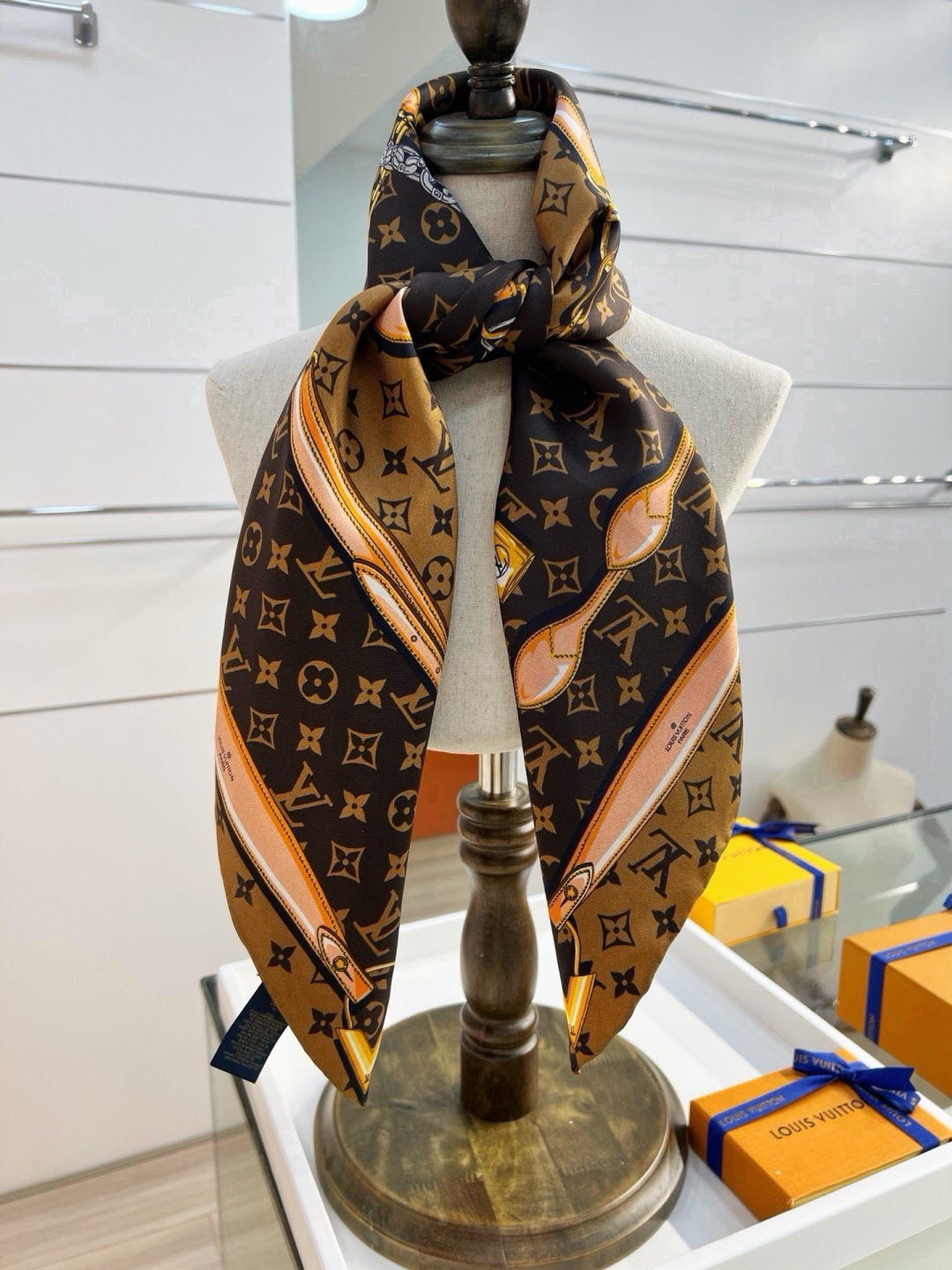MONOGRAM CONFIDENTIAL 方巾 【18mm顶级真丝双面同色丝巾】 Monogram Confident MONOGRAM CONFIDENTIAL 方巾 【18mm顶级真丝双面同色丝巾】 Monogram Confident
