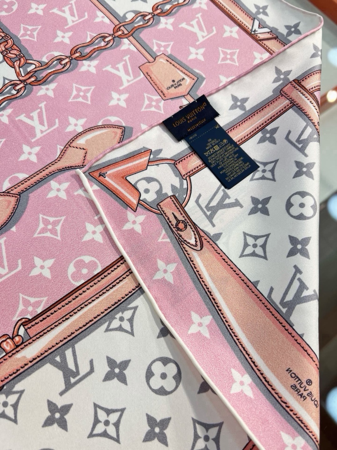MONOGRAM CONFIDENTIAL 方巾 【18mm顶级真丝双面同色丝巾】 Monogram Confident MONOGRAM CONFIDENTIAL 方巾 【18mm顶级真丝双面同色丝巾】 Monogram Confident