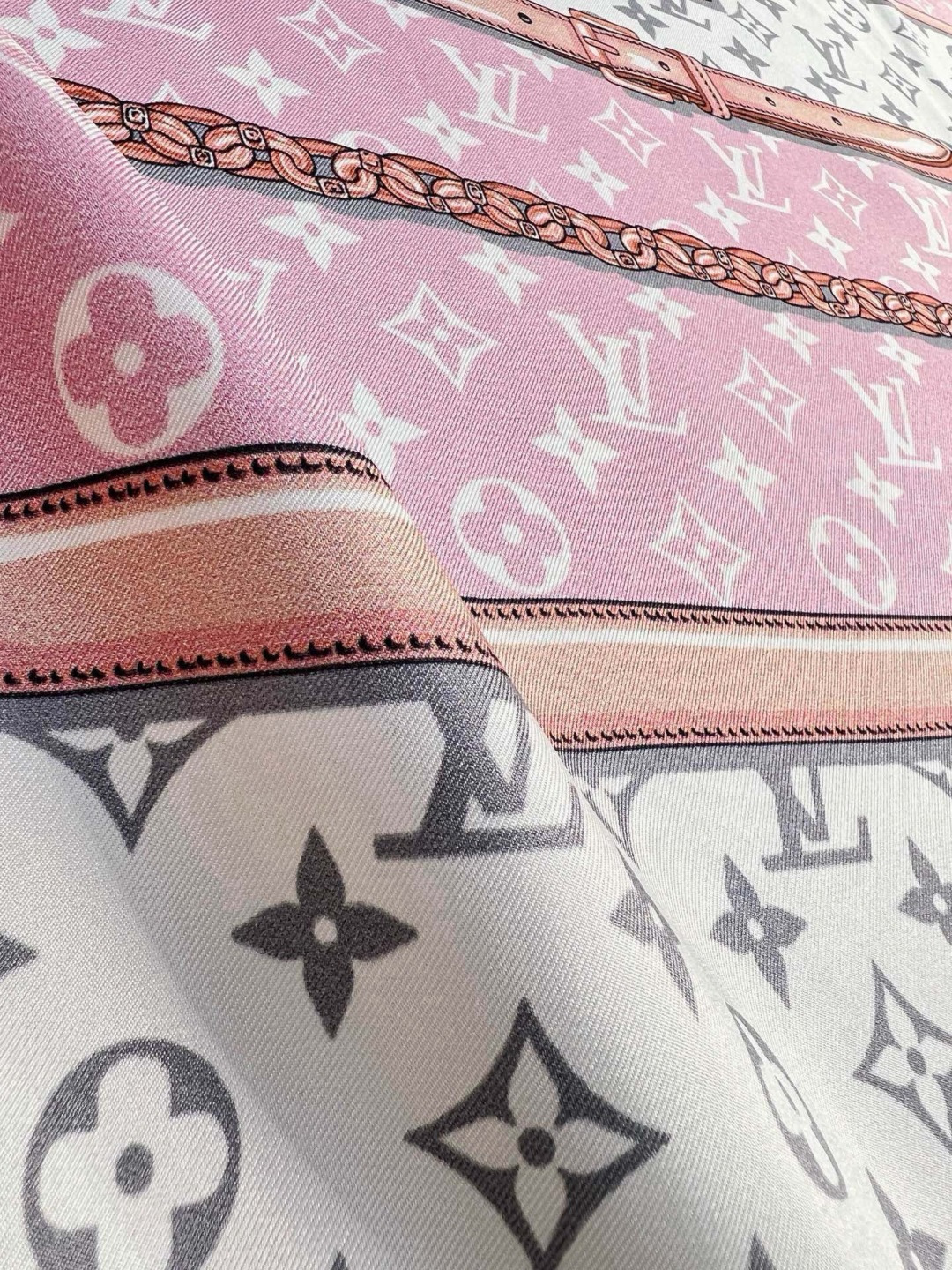 MONOGRAM CONFIDENTIAL 方巾 【18mm顶级真丝双面同色丝巾】 Monogram Confident MONOGRAM CONFIDENTIAL 方巾 【18mm顶级真丝双面同色丝巾】 Monogram Confident