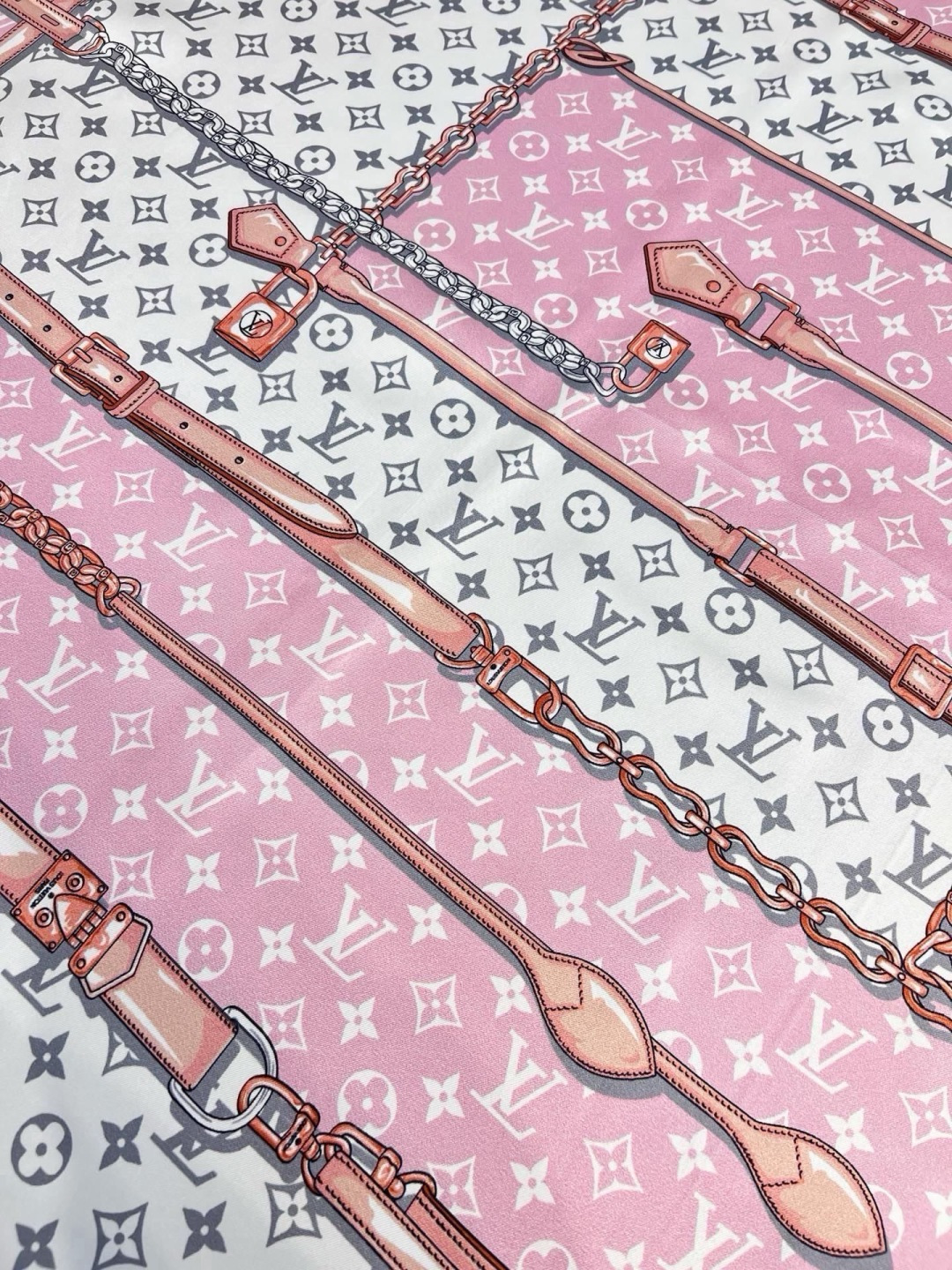 MONOGRAM CONFIDENTIAL 方巾 【18mm顶级真丝双面同色丝巾】 Monogram Confident MONOGRAM CONFIDENTIAL 方巾 【18mm顶级真丝双面同色丝巾】 Monogram Confident