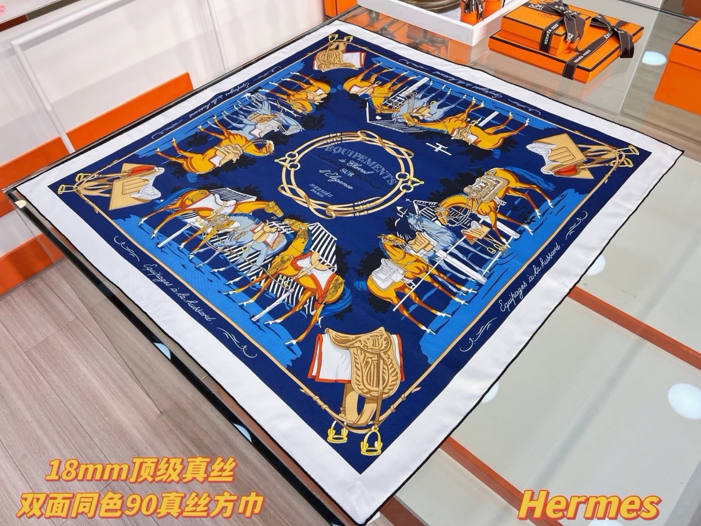 “马具优雅美学”90方巾 手工卷边真丝方巾（100%桑蚕丝）。 轻盈、大胆和无穷无尽的俏皮感在方巾中交织碰撞，让自己沉浸
