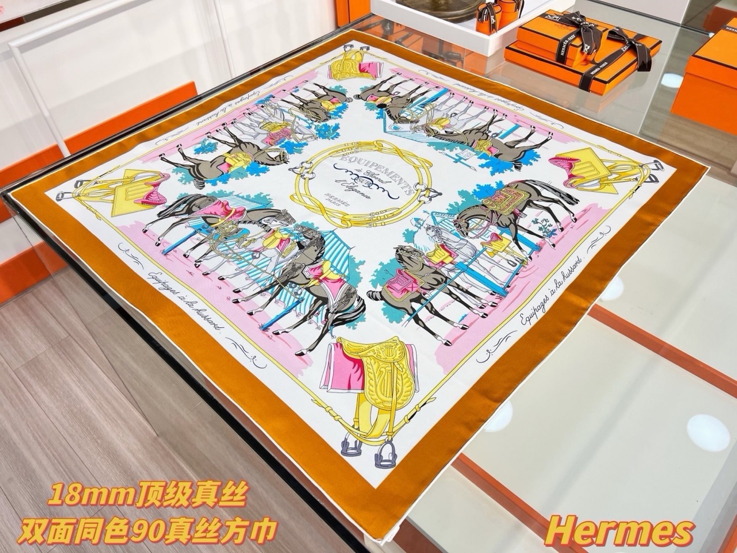 “马具优雅美学”90方巾 手工卷边真丝方巾（100%桑蚕丝）。 轻盈、大胆和无穷无尽的俏皮感在方巾中交织碰撞，让自己沉浸