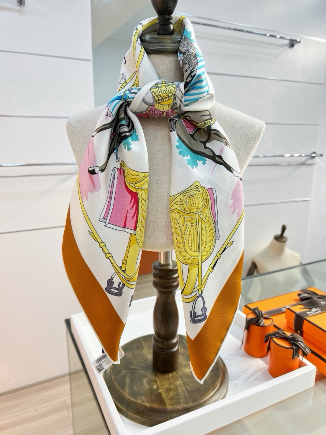 “马具优雅美学”90方巾 手工卷边真丝方巾（100%桑蚕丝）。 轻盈、大胆和无穷无尽的俏皮感在方巾中交织碰撞，让自己沉浸
