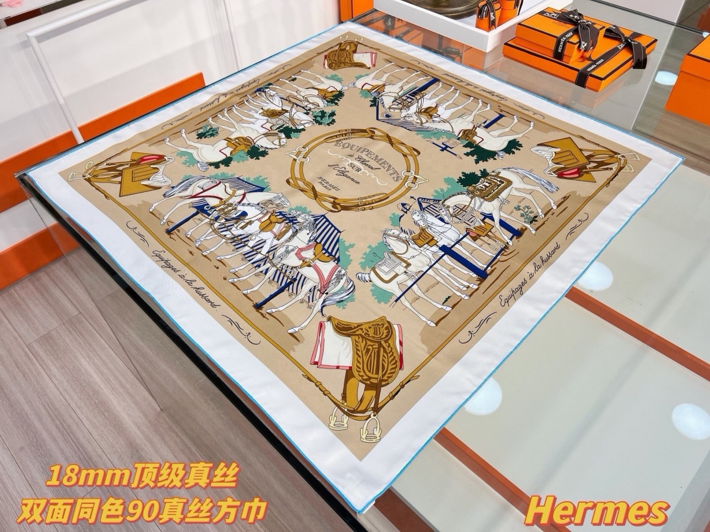 “马具优雅美学”90方巾 手工卷边真丝方巾（100%桑蚕丝）。 轻盈、大胆和无穷无尽的俏皮感在方巾中交织碰撞，让自己沉浸