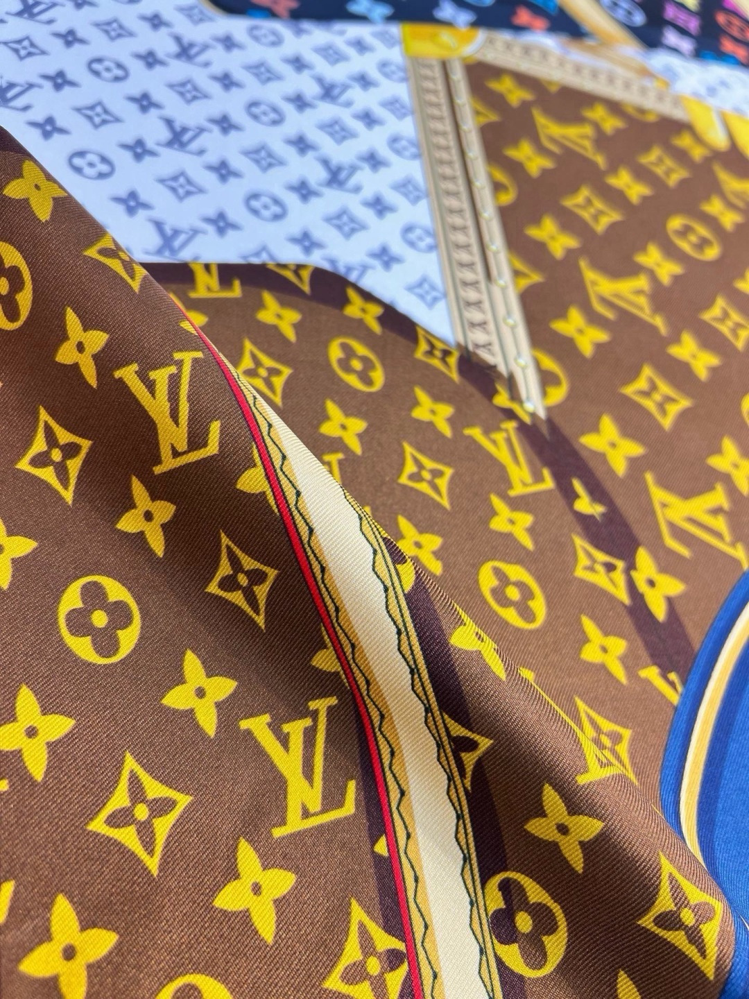 LV X TM MONOGRAM MULTICOLOR COLLECTOR SQUARE 90方巾 路易威登携手日本艺术 LV X TM MONOGRAM MULTICOLOR COLLECTOR SQUARE 90方巾 路易威登携手日本艺术
