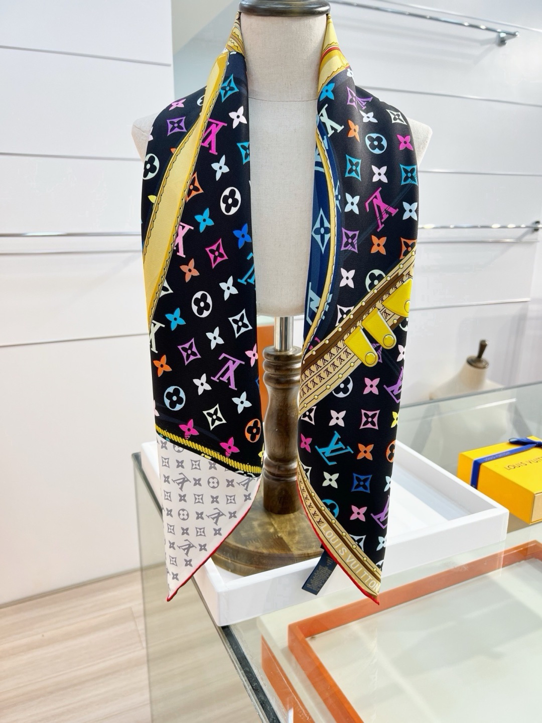 LV X TM MONOGRAM MULTICOLOR COLLECTOR SQUARE 90方巾 路易威登携手日本艺术 LV X TM MONOGRAM MULTICOLOR COLLECTOR SQUARE 90方巾 路易威登携手日本艺术
