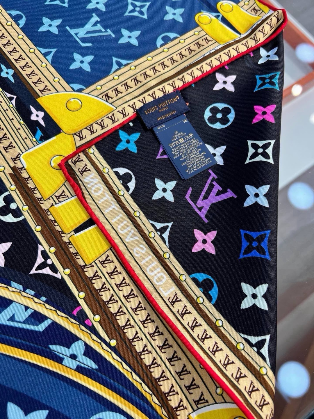 LV X TM MONOGRAM MULTICOLOR COLLECTOR SQUARE 90方巾 路易威登携手日本艺术 LV X TM MONOGRAM MULTICOLOR COLLECTOR SQUARE 90方巾 路易威登携手日本艺术