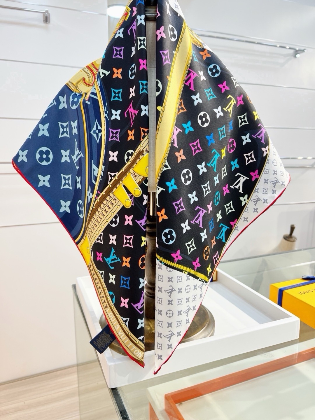 LV X TM MONOGRAM MULTICOLOR COLLECTOR SQUARE 90方巾 路易威登携手日本艺术 LV X TM MONOGRAM MULTICOLOR COLLECTOR SQUARE 90方巾 路易威登携手日本艺术