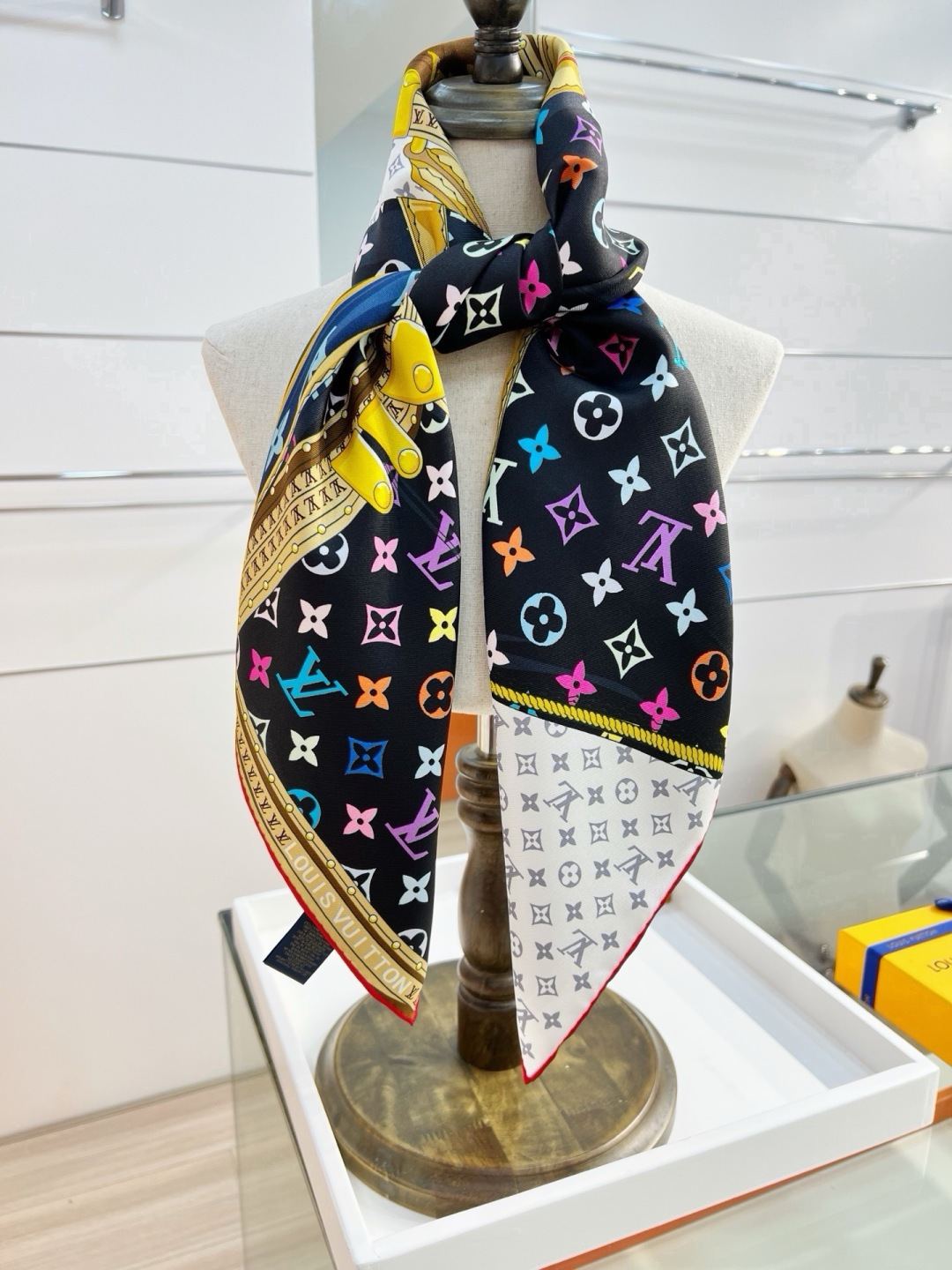 LV X TM MONOGRAM MULTICOLOR COLLECTOR SQUARE 90方巾 路易威登携手日本艺术 LV X TM MONOGRAM MULTICOLOR COLLECTOR SQUARE 90方巾 路易威登携手日本艺术