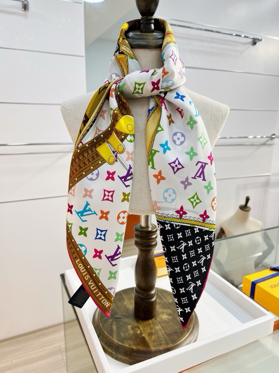 LV X TM MONOGRAM MULTICOLOR COLLECTOR SQUARE 90方巾 路易威登携手日本艺术 LV X TM MONOGRAM MULTICOLOR COLLECTOR SQUARE 90方巾 路易威登携手日本艺术