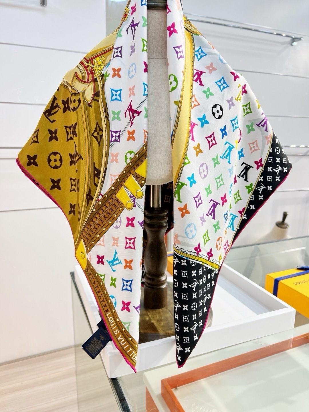 LV X TM MONOGRAM MULTICOLOR COLLECTOR SQUARE 90方巾 路易威登携手日本艺术 LV X TM MONOGRAM MULTICOLOR COLLECTOR SQUARE 90方巾 路易威登携手日本艺术