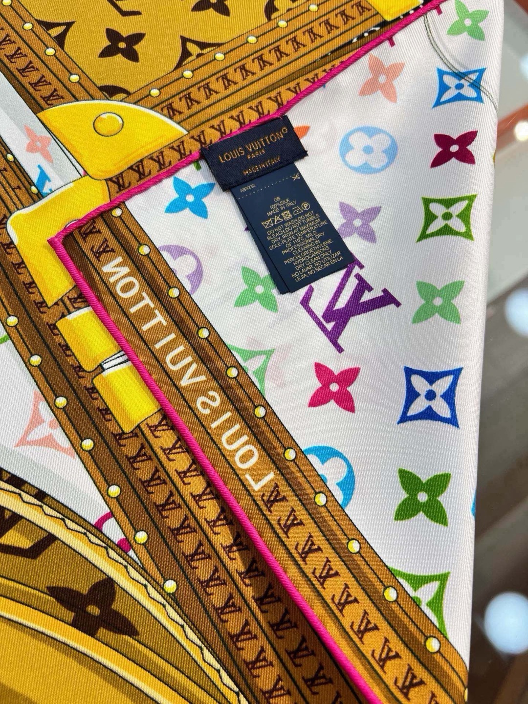 LV X TM MONOGRAM MULTICOLOR COLLECTOR SQUARE 90方巾 路易威登携手日本艺术 LV X TM MONOGRAM MULTICOLOR COLLECTOR SQUARE 90方巾 路易威登携手日本艺术