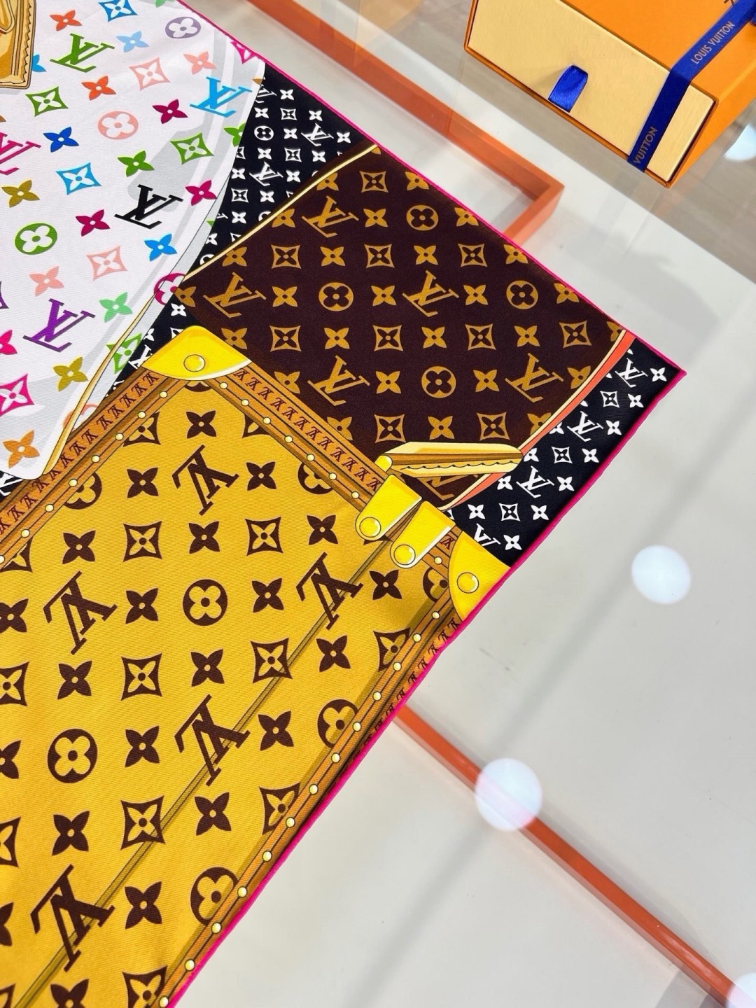 LV X TM MONOGRAM MULTICOLOR COLLECTOR SQUARE 90方巾 路易威登携手日本艺术 LV X TM MONOGRAM MULTICOLOR COLLECTOR SQUARE 90方巾 路易威登携手日本艺术