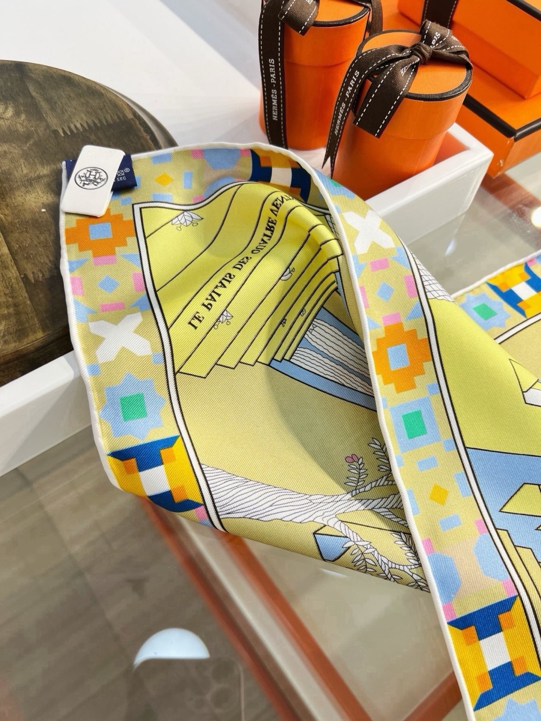 “四方之风宫殿”90双面方巾 手工卷边真丝混纺披肩(100%桑蚕丝)。 这款迷人的90丝巾令您散发内在优雅和从容自信。此 “四方之风宫殿”90双面方巾 手工卷边真丝混纺披肩(100%桑蚕丝)。 这款迷人的90丝巾令您散发内在优雅和从容自信。此