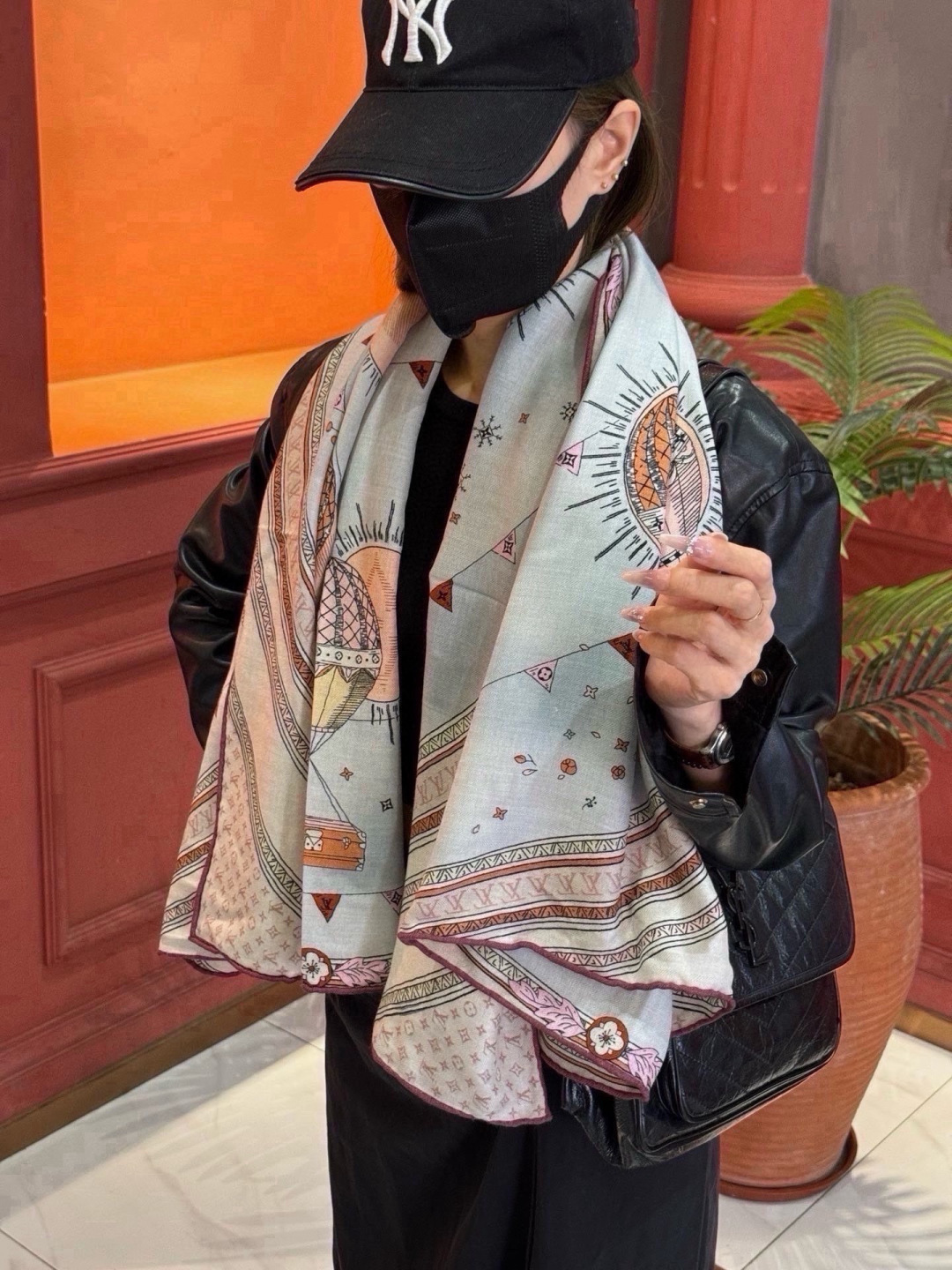 ❄【双面同色】原单Lv140cm丝绒方巾，《热气球》，本款方巾全新加入 U价🉐️ and Away 系列，致意路易威登的