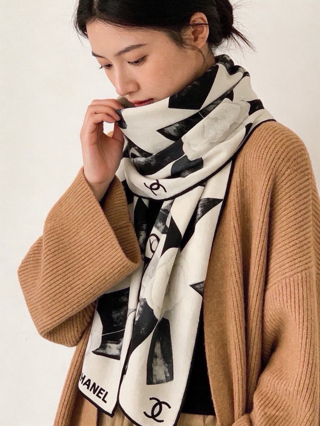 Chanel ~新品~【五角星山茶花】 140双面丝绒方巾 这款经典单品展现强大而迷人的女性魅力精髓。此140方巾推陈出 Chanel ~新品~【五角星山茶花】 140双面丝绒方巾 这款经典单品展现强大而迷人的女性魅力精髓。此140方巾推陈出
