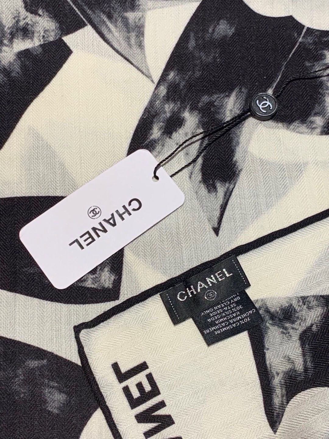 Chanel ~新品~【五角星山茶花】 140双面丝绒方巾 这款经典单品展现强大而迷人的女性魅力精髓。此140方巾推陈出 Chanel ~新品~【五角星山茶花】 140双面丝绒方巾 这款经典单品展现强大而迷人的女性魅力精髓。此140方巾推陈出