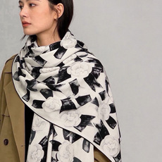 Chanel ~新品~【五角星山茶花】 140双面丝绒方巾 这款经典单品展现强大而迷人的女性魅力精髓。此140方巾推陈出 Chanel ~新品~【五角星山茶花】 140双面丝绒方巾 这款经典单品展现强大而迷人的女性魅力精髓。此140方巾推陈出