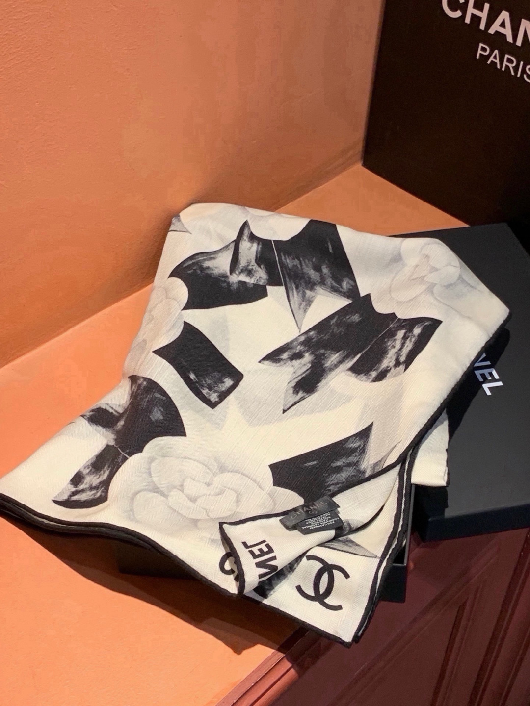 Chanel ~新品~【五角星山茶花】 140双面丝绒方巾 这款经典单品展现强大而迷人的女性魅力精髓。此140方巾推陈出 Chanel ~新品~【五角星山茶花】 140双面丝绒方巾 这款经典单品展现强大而迷人的女性魅力精髓。此140方巾推陈出