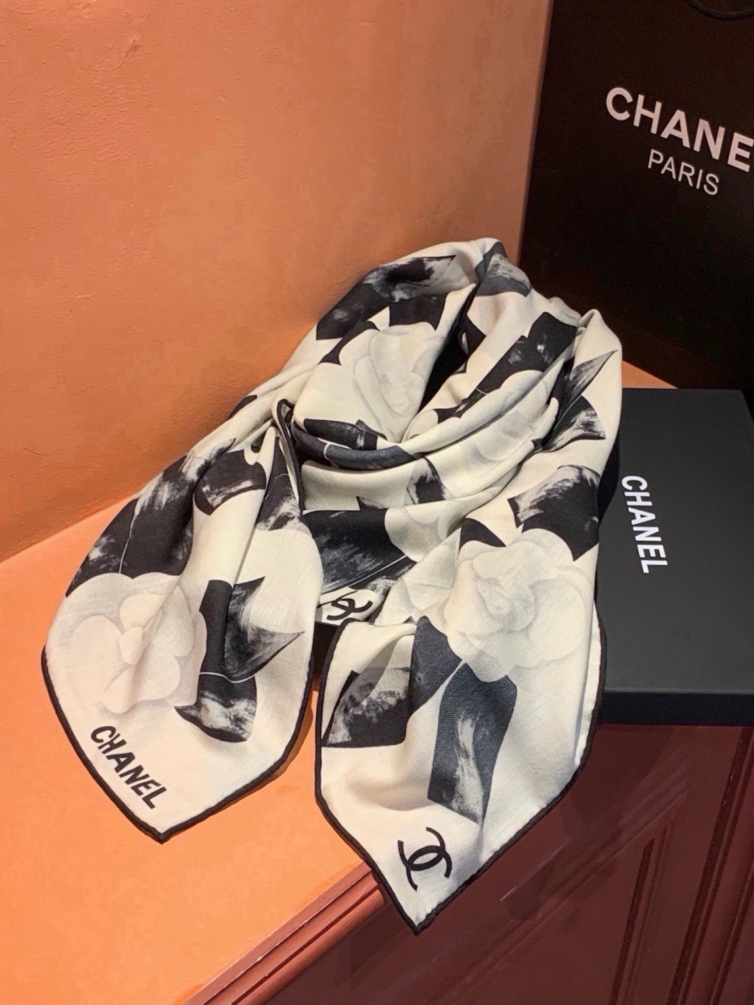 Chanel ~新品~【五角星山茶花】 140双面丝绒方巾 这款经典单品展现强大而迷人的女性魅力精髓。此140方巾推陈出 Chanel ~新品~【五角星山茶花】 140双面丝绒方巾 这款经典单品展现强大而迷人的女性魅力精髓。此140方巾推陈出