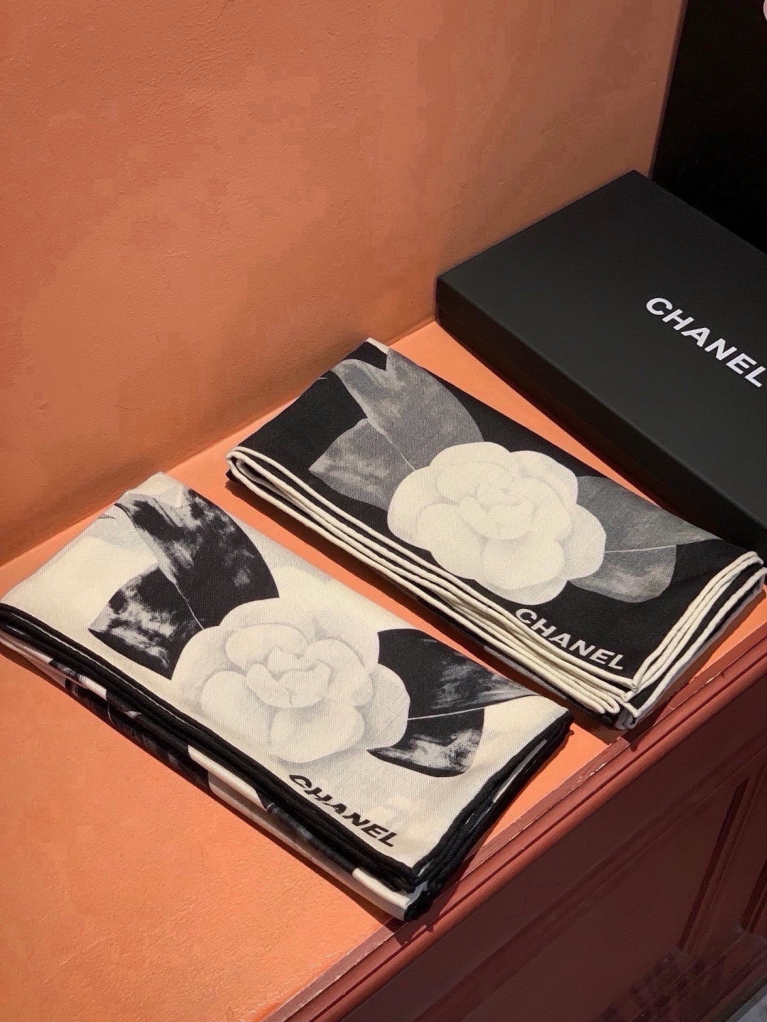 Chanel ~新品~【五角星山茶花】 140双面丝绒方巾 这款经典单品展现强大而迷人的女性魅力精髓。此140方巾推陈出 Chanel ~新品~【五角星山茶花】 140双面丝绒方巾 这款经典单品展现强大而迷人的女性魅力精髓。此140方巾推陈出