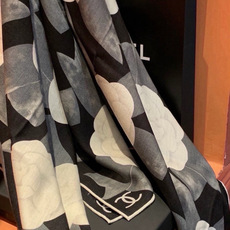 Chanel ~新品~【五角星山茶花】 140双面丝绒方巾 这款经典单品展现强大而迷人的女性魅力精髓。此140方巾推陈出 Chanel ~新品~【五角星山茶花】 140双面丝绒方巾 这款经典单品展现强大而迷人的女性魅力精髓。此140方巾推陈出