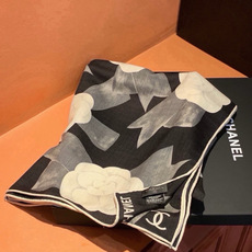 Chanel ~新品~【五角星山茶花】 140双面丝绒方巾 这款经典单品展现强大而迷人的女性魅力精髓。此140方巾推陈出 Chanel ~新品~【五角星山茶花】 140双面丝绒方巾 这款经典单品展现强大而迷人的女性魅力精髓。此140方巾推陈出